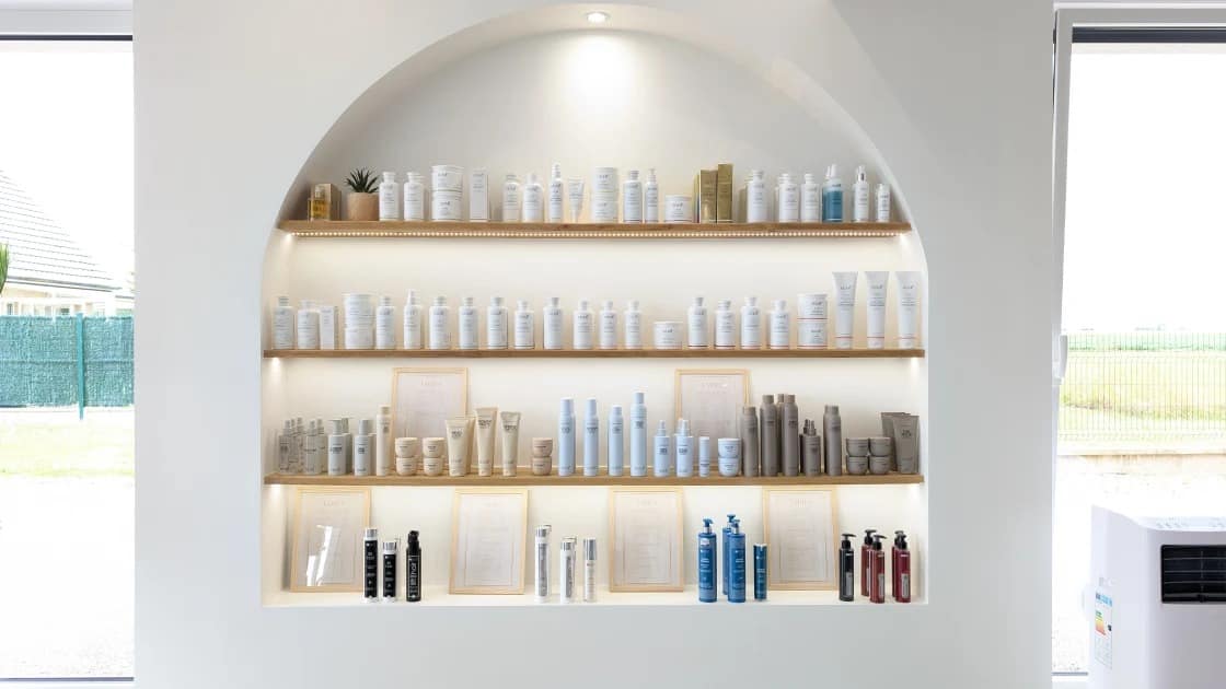 Mur de produits dans une niche arrondie